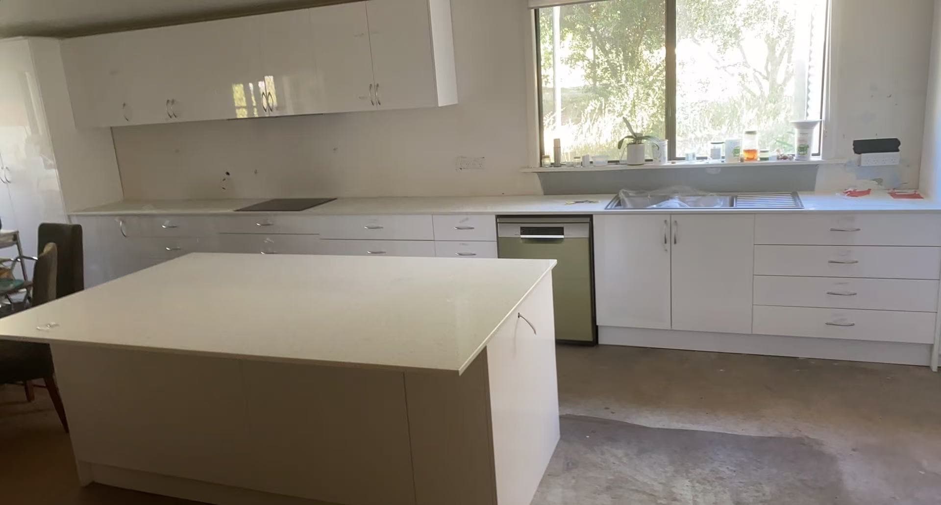 White Vein-Endued Engineered Quartz